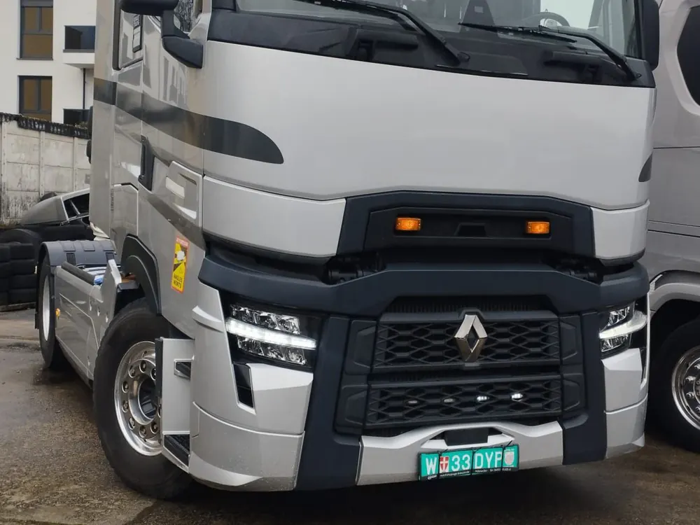 Frisch aufbereiteter silberner Renault T Lkw