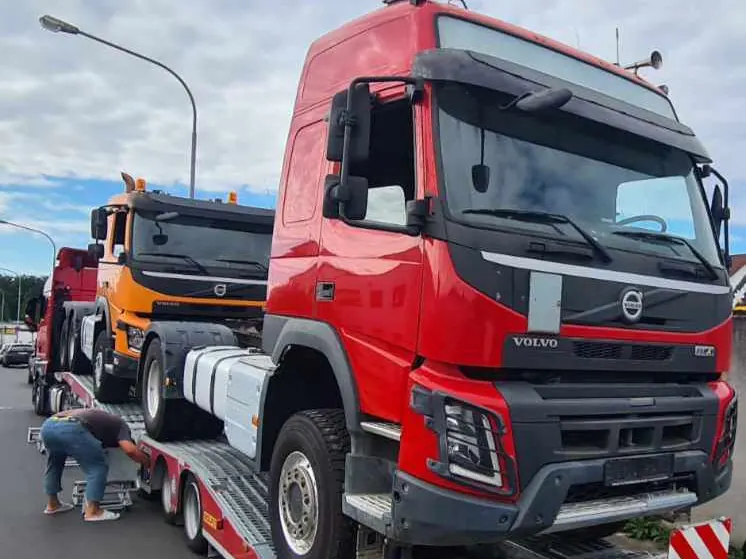 Roter Volvo FMX wird auf einen Transporter verladen