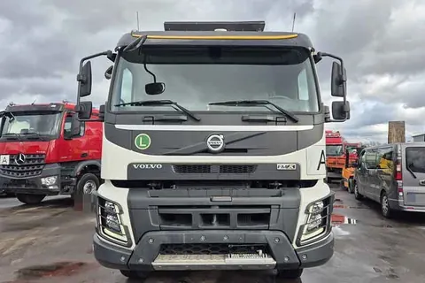 Weißer Volvo Lkw von vorne