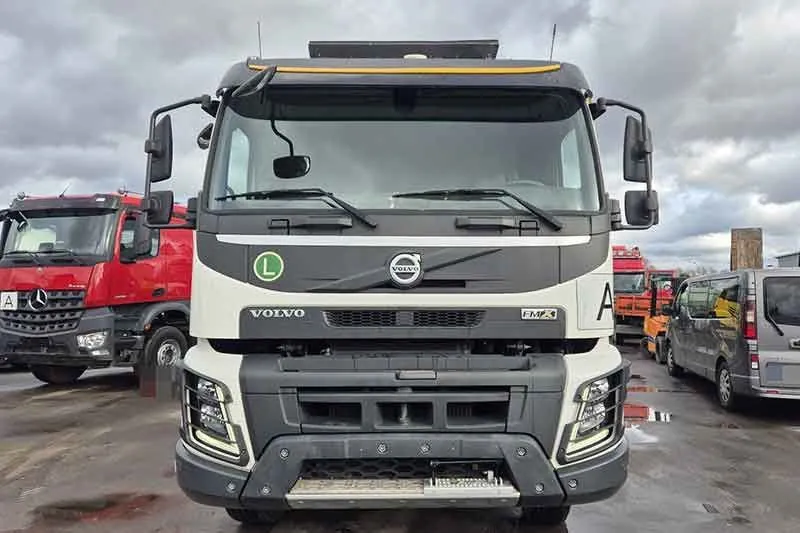 Weißer Volvo Lkw von vorne