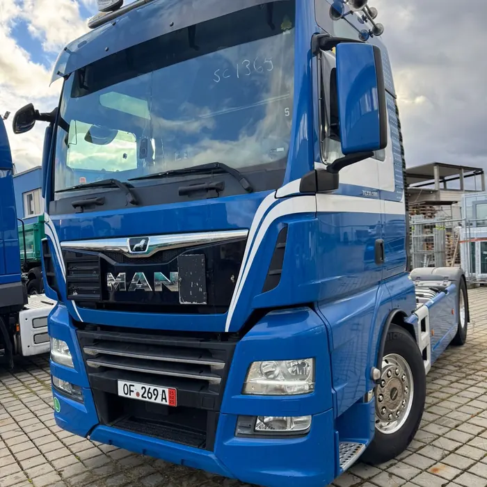 Blauer MAN Lkw auf dem Hof von AE Handels