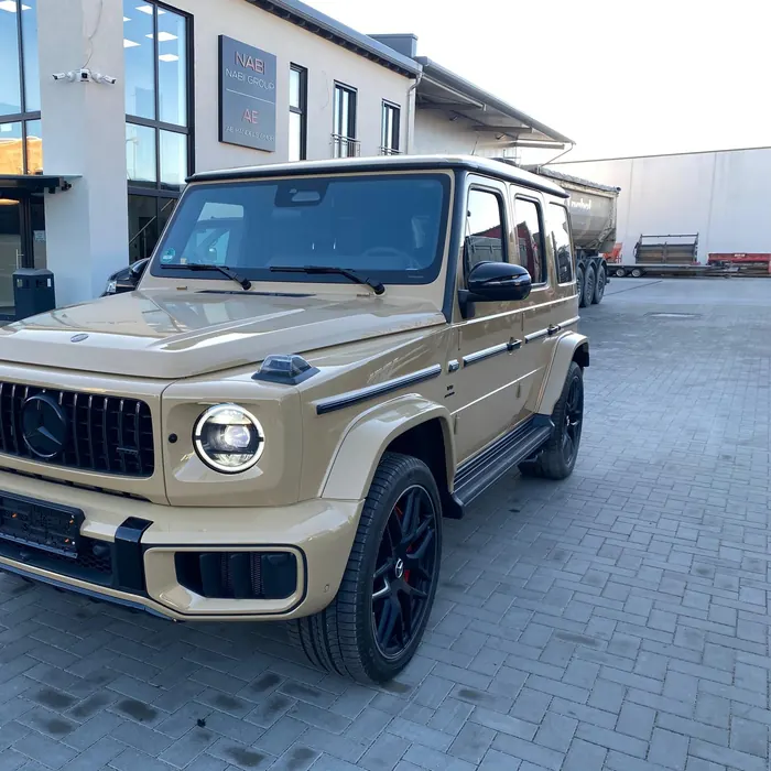 Beige Mercedes G-Klasse vor dem Firmengebäude