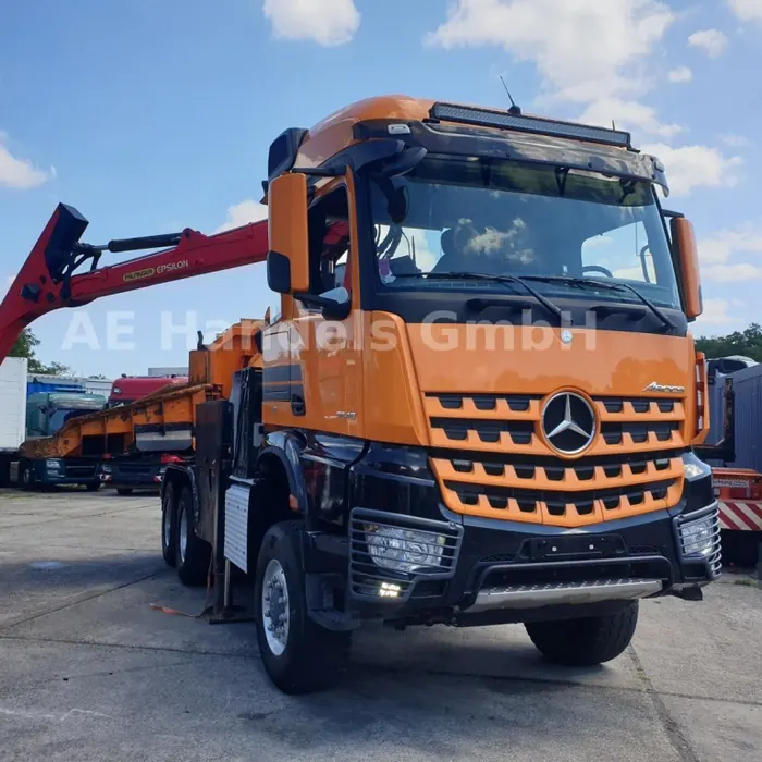 Orangefarbener Mercedes Arocs mit Ladekran