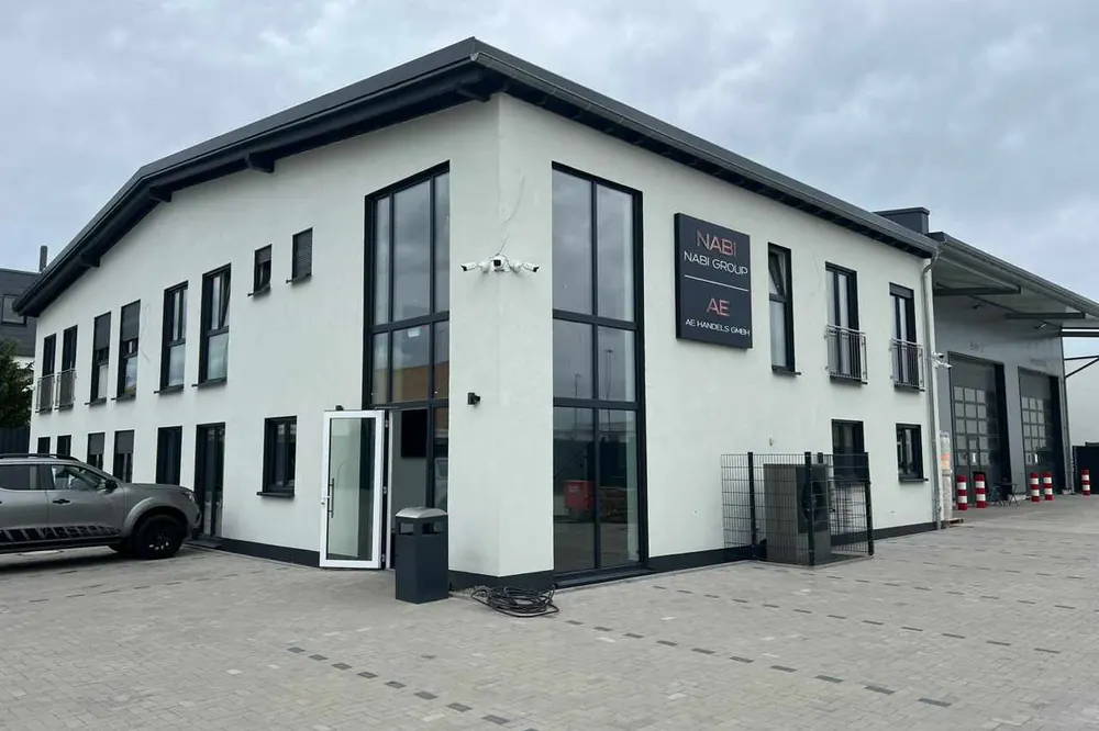 Weißes Firmengebäude der AE Handels GmbH in Mühlheim am Main