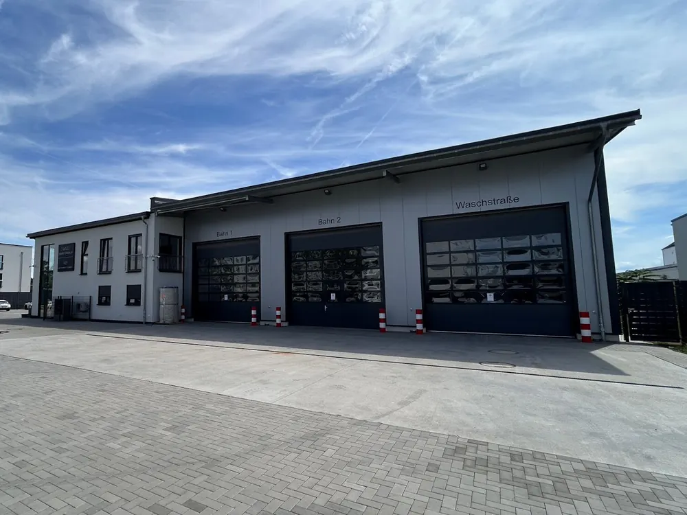 Werkstatthallen der AE Handels GmbH mit großen Rolltoren